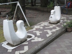園庭　2羽根の鳩