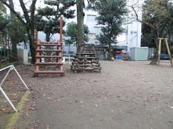 固定遊具-岩と鉄棒